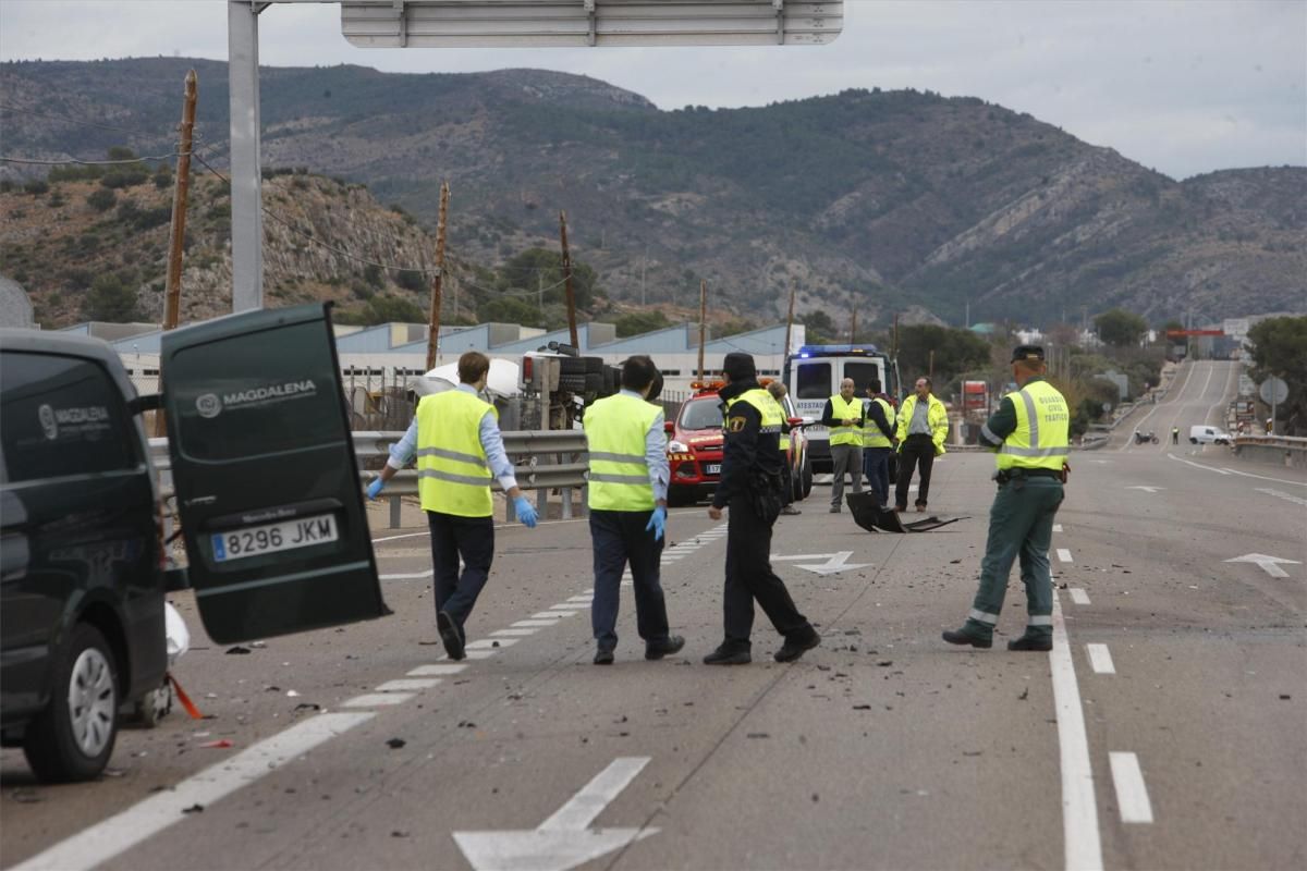 Muere un motorista al chocar con un camión en la N-340 en Benicàssim