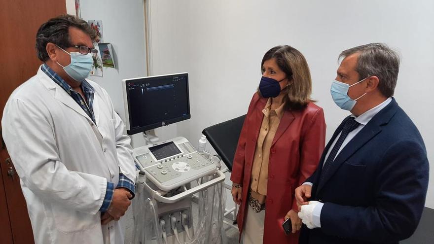 La delegada de Salud y Familias, María Jesús Botella, durante su visita al centro de salud de Villaviciosa.