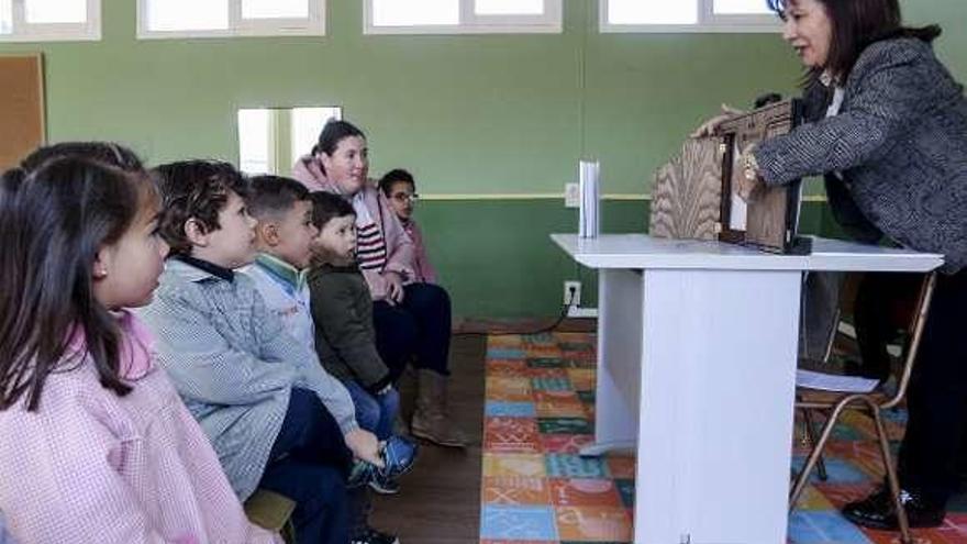 Esther García muestra su libro &quot;Leo&quot; a los alumnos de Gudín