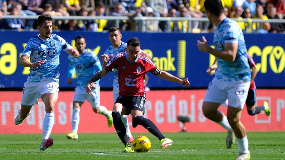 Iago Aspas remata para anotar el primer gol del Celta en Cádiz.