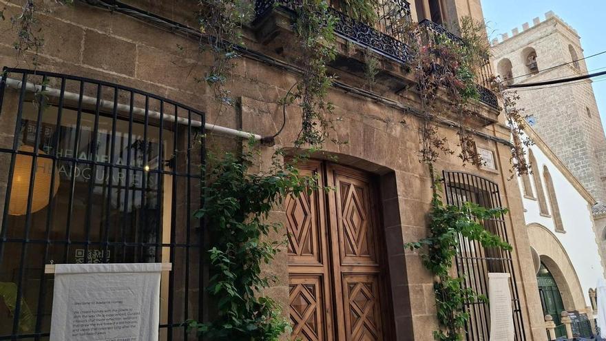 Esta casa del centro histórico de Xàbia esconde un tesoro, y pasamos de puntillas