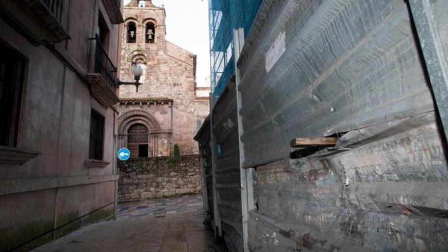 A la derecha, obra del Museo, con la iglesia de los Padres Franciscanos al fondo.