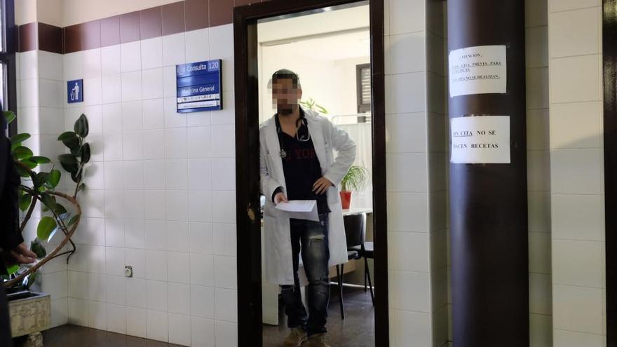 Un médico, en la puerta de su consulta