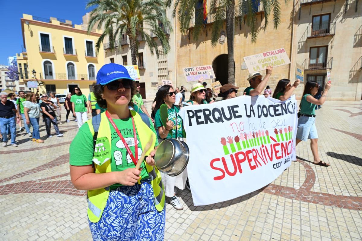 Los profesores se manifiestan en la Plaça de Baix de Elche por la educación pública