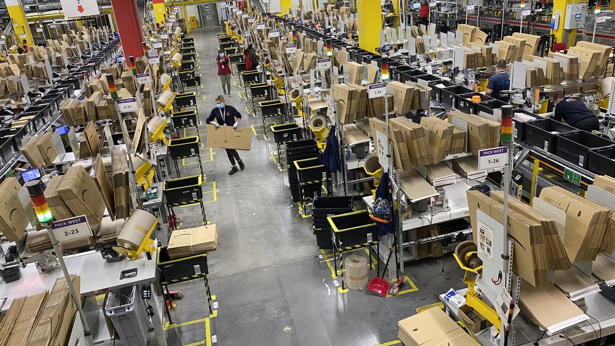 Área de empaquetado en la planta logística de Amazon en El Prat.