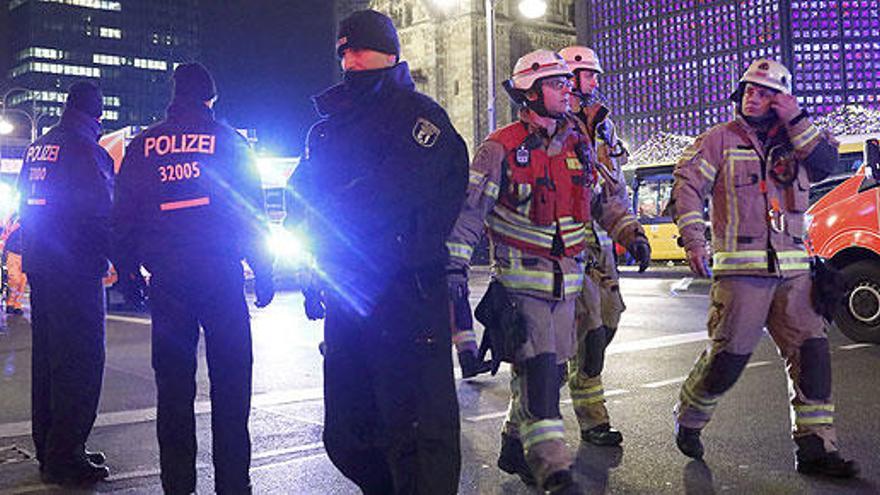 Policías y bomberos, en la zona del atropello.