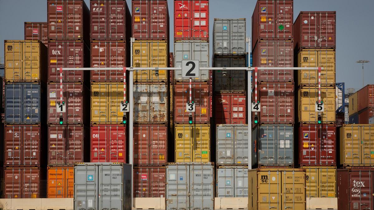 Archivo - Contenedores de mercancías en el muelle de descarga del Puerto de Barcelona, en Cataluña (España).