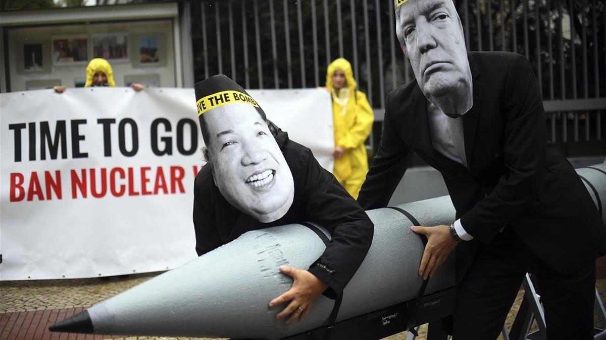 Activistas de la Campaña Internacional para Abolir las Armas Nucleares, ganadora del Nobel de La Paz 2017.