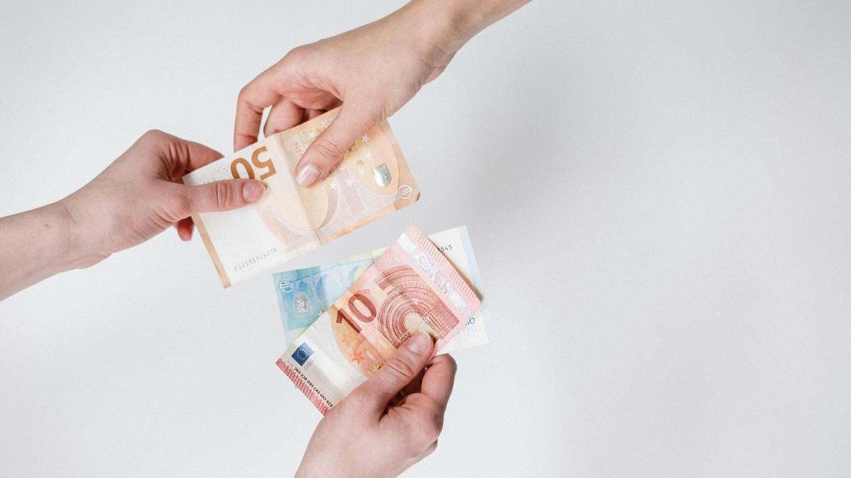 Imagen de un intercambio de dinero en efectivo.