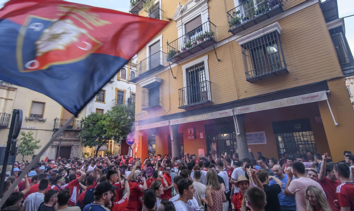 Aficionados de Osasuna por las calles de Sevilla. 