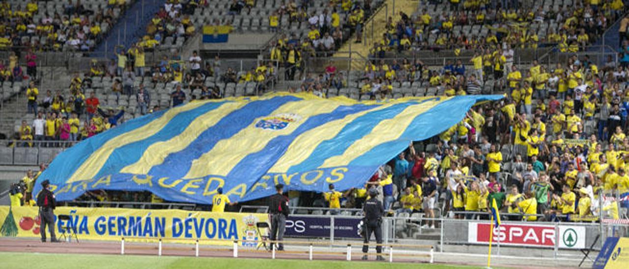 La Peña Germán Dévora mostró un tifo en la salida de los jugadores.