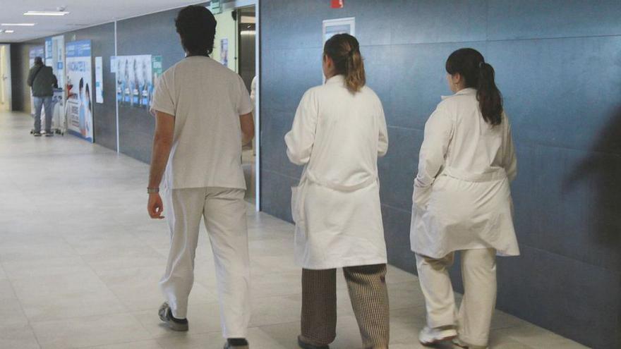 Personal sanitario, en las instalaciones del hospital. | Iñaki Osorio