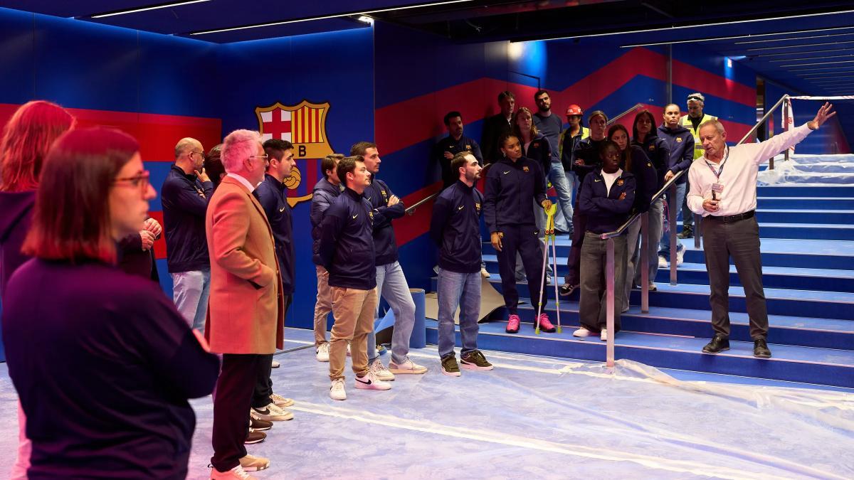 El Barça Femenino hizo un recorrido por el interior del Estadi y les explicaron los detalles de la nueva instalación