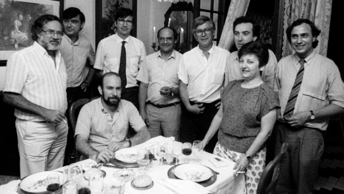 Encuentro de "els Deu d'Alaquàs", con Soler, de pie a la derecha, a su lado, Carles Dolç.