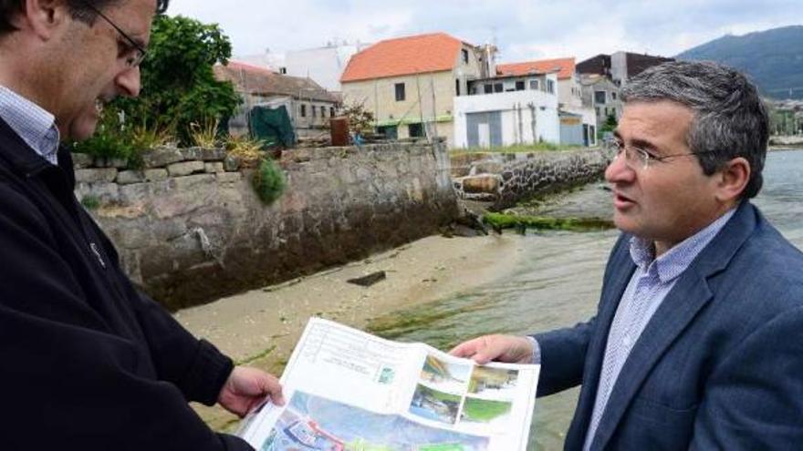 Fervenza (dhca.), con un técnico en una anteror visita a la zona donde se proyecta el paseo de Seara.