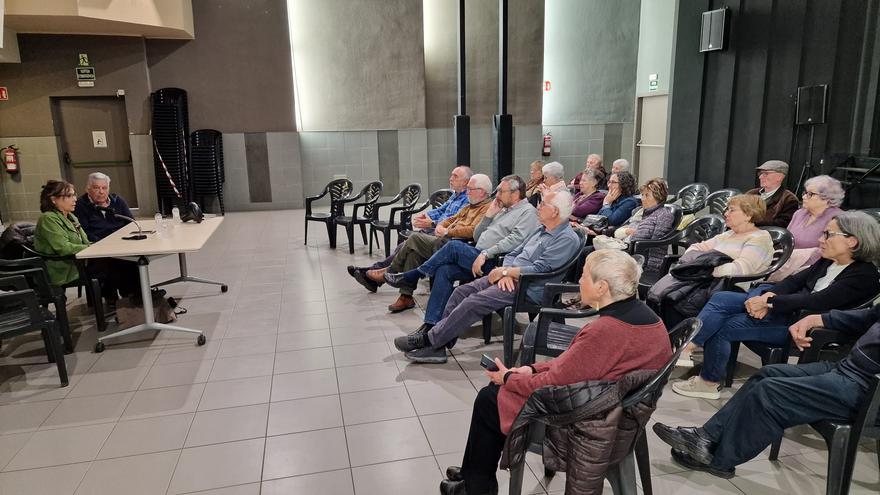 Els pensionistes de Girona es queixen del perill dels patinets i les bicicletes per les voreres
