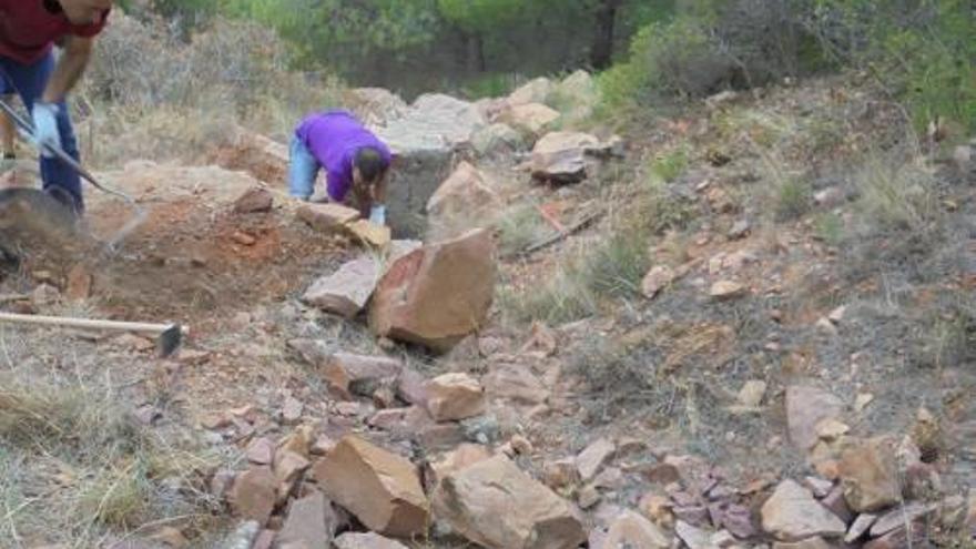 los restos que se conservan de la guerra civil permiten echar la vista atrás por un momento y recordar aquellos tiempos de sufrimiento.Son muchos los turistas que suelen acudir a Nules a visitar las construcciones de la Guerra Civil. f m. miraUno de los búnkeres localizados en Nules que permite su acceso al interior. f m. miraTrabajos para la recuperación de las trincheras en la Vilavella. f m. mira