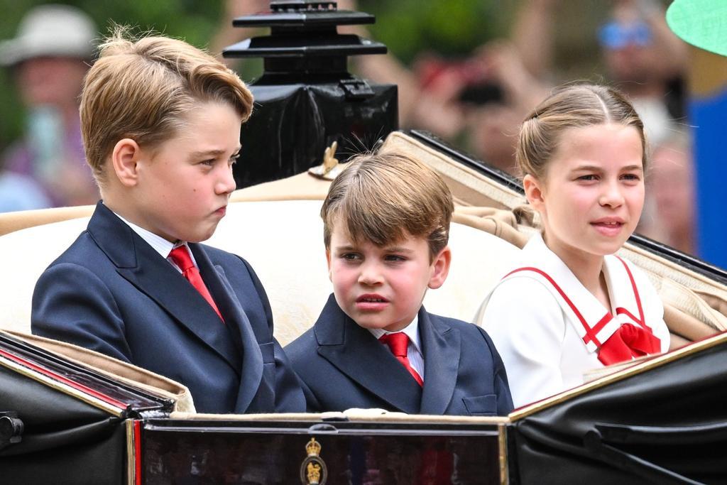 Los príncipes George y Louis con la princesa Charlotte en el desfile Trooping the color.