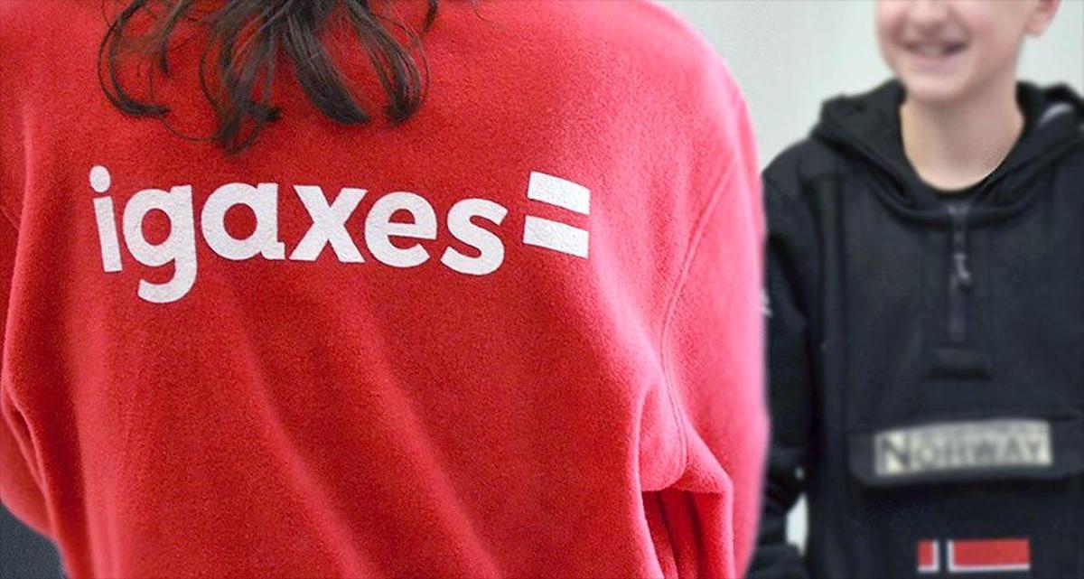 Una trabajadora de Igaxes junto a un menor