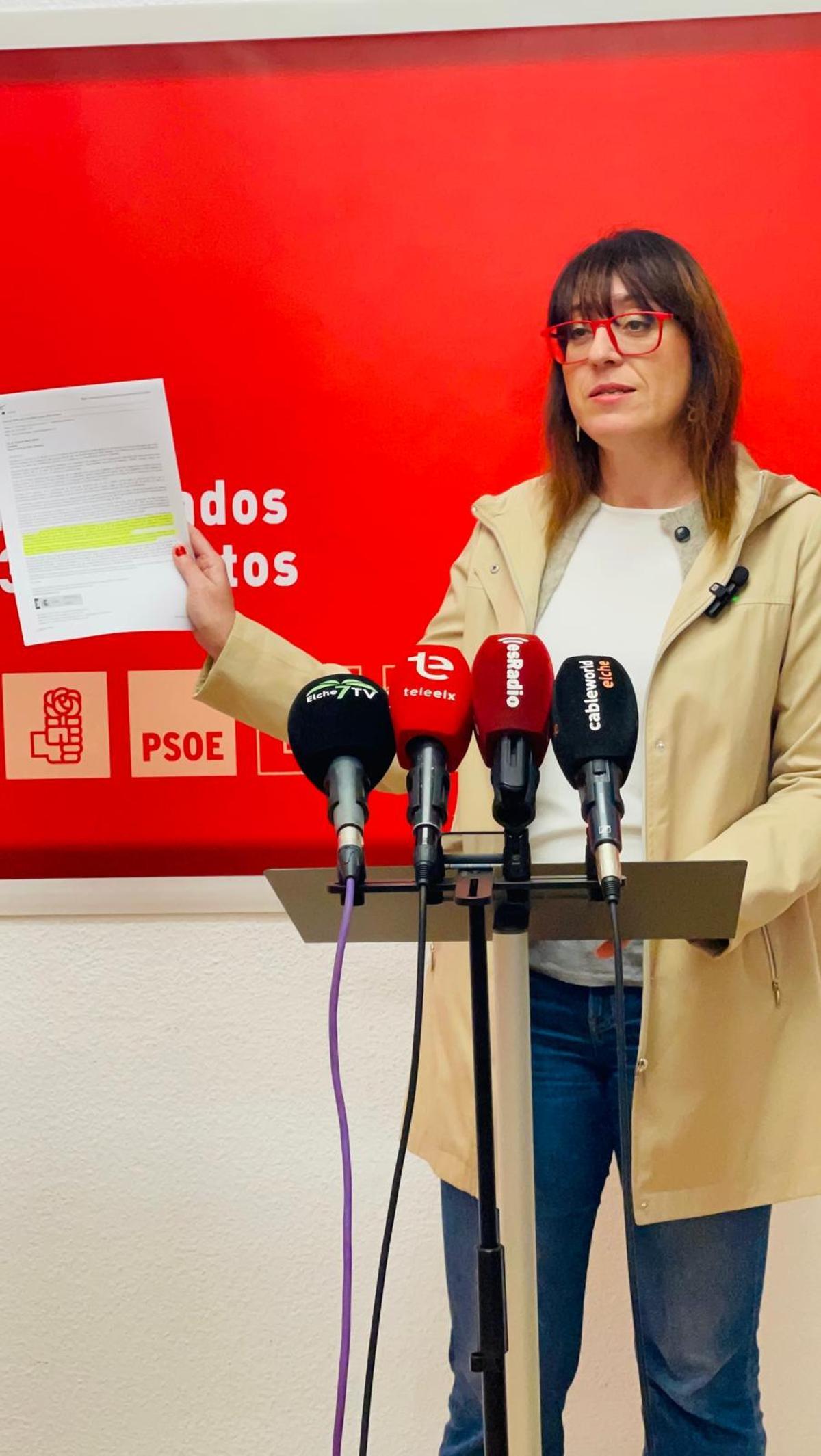 La edil Patricia Macià con la respuesta del Ministerio de Hacienda sobre el uso del remanente de tesorería en Elche