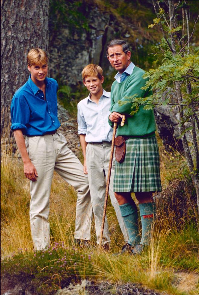 Carlos de Inglaterra junto a sus hijos en Balmoral en 1997