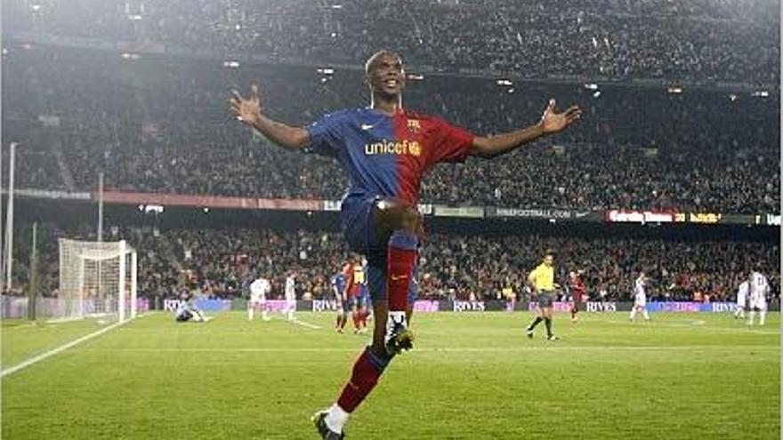 Samuel Eto&#039;o, celebrant un gol al Camp Nou, es veu capaç de seguir &quot;donant guerra&quot; amb el Barça.