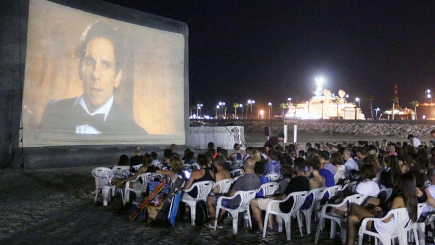 La pantalla de la playa de La Malagueta es una de las más concurridas del ciclo Cine Abierto.