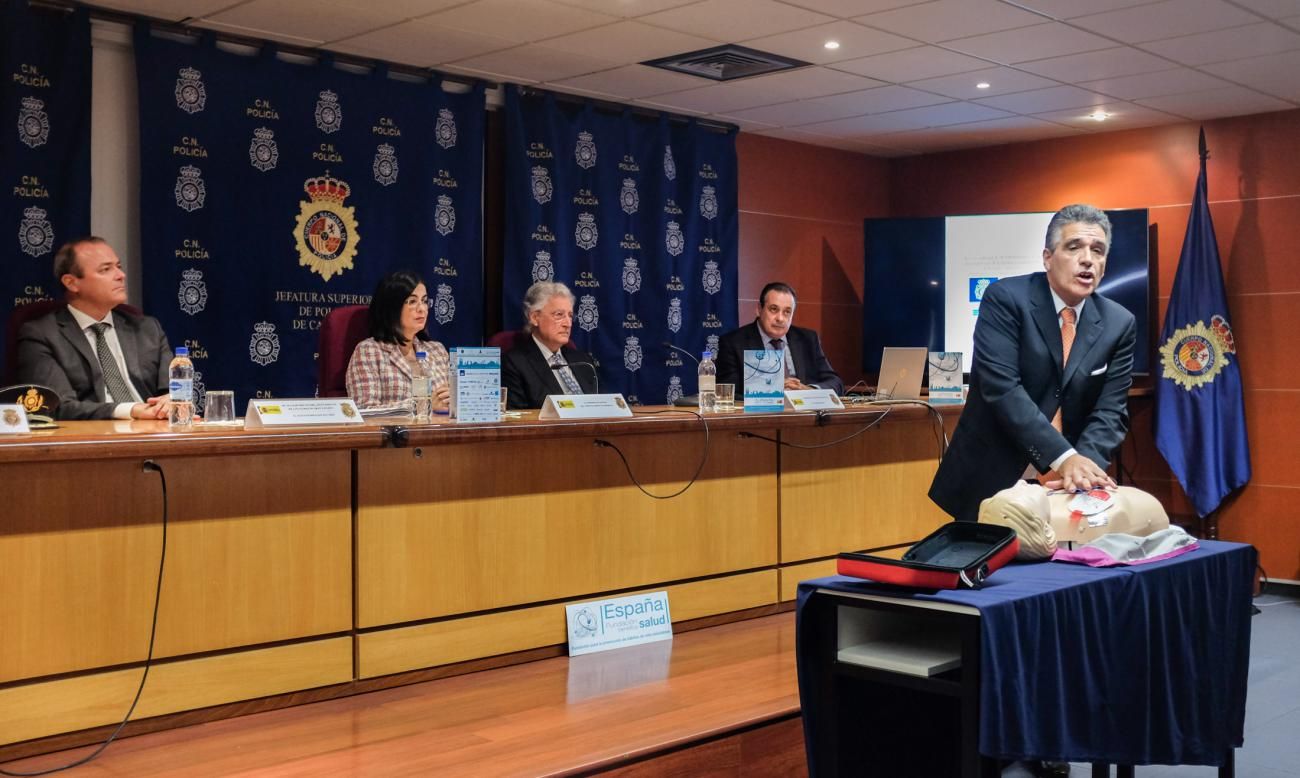 La ministra de Sanidad Carolina Darias preside el acto de entrega de desfibriladores a la Policía Nacional en Canarias