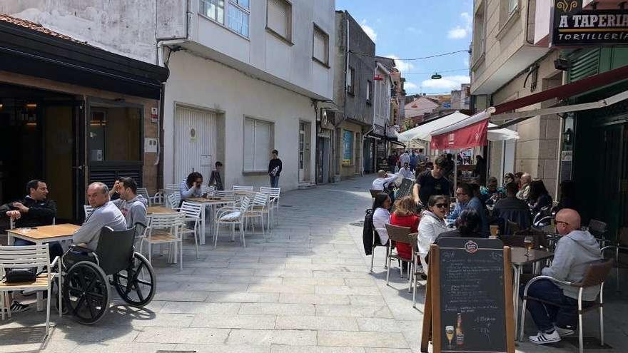 Se marcará un carril central dejando espacio para terrazas a ambos lados de la calle. // Muñiz