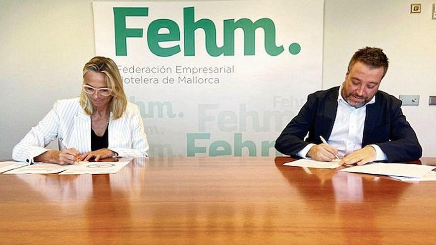 La presidenta de la FEHM, Maria Frontera, y el responsable para el sector turístico de SGS, Cipriano Ferreiro.