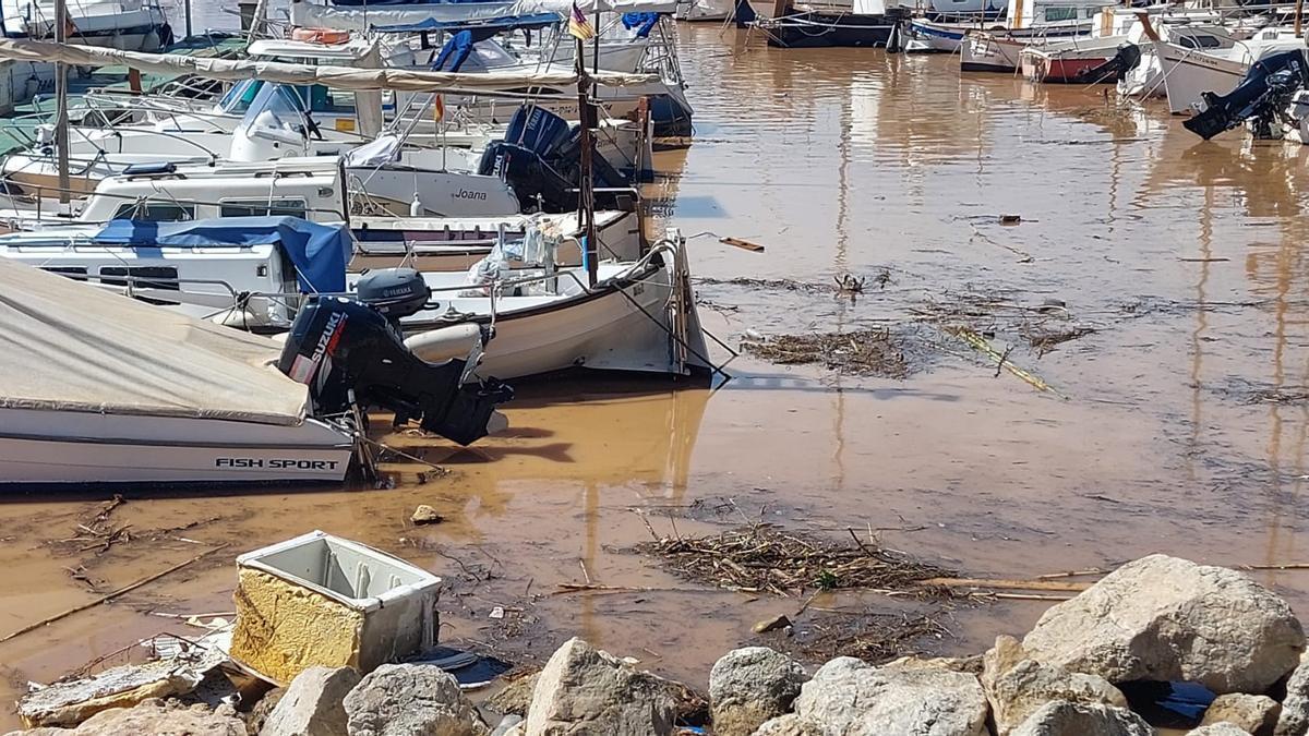 Nach heftigen Regenfällen: Das Hafenbecken von Portitxol auf Mallorca verwandelt sich in eine braune Suppe