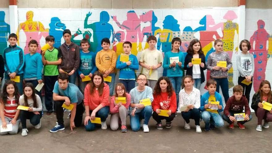 Los estudiantes ante la pintura urbana que dejan en un patio interior del colegio Manuel Fernández Juncos de Ribadesella.