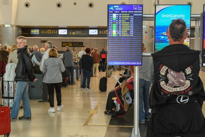 25-03-20  GRAN CANARIA. AEROPUERTO DE GRAN CANARIA. INGENIO TELDE. Ultimos turistas en salir y llegada de un vuelo desde Barcelona con tan solo once pasajeros. Efecto del Covid-19 en el Aeropuerto de Gran Canaria.  Fotos: Juan Castro.  | 25/03/2020 | Fotógrafo: Juan Carlos Castro