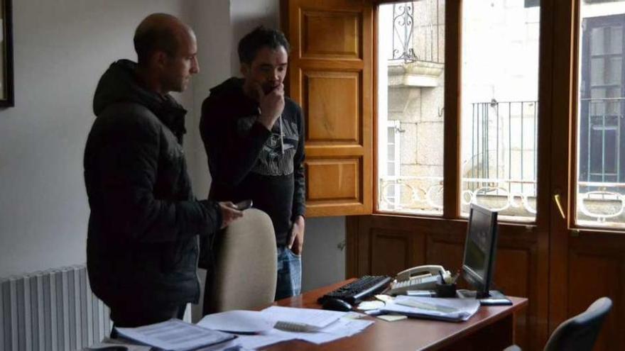 Técnicos inspeccionan uno de los ordenadores de una oficina del Concello tudense. // J.V.