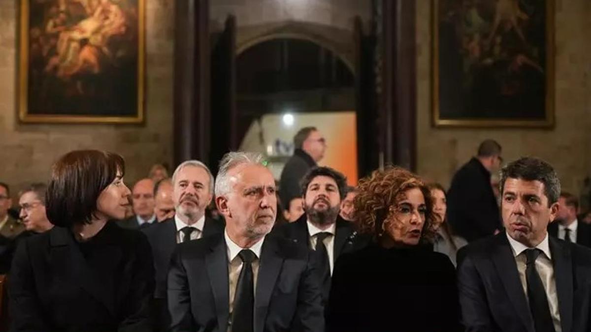 Carlos Mazón (dcha.) en la Catedral de València durante la misa funeral por las víctimas de la dana