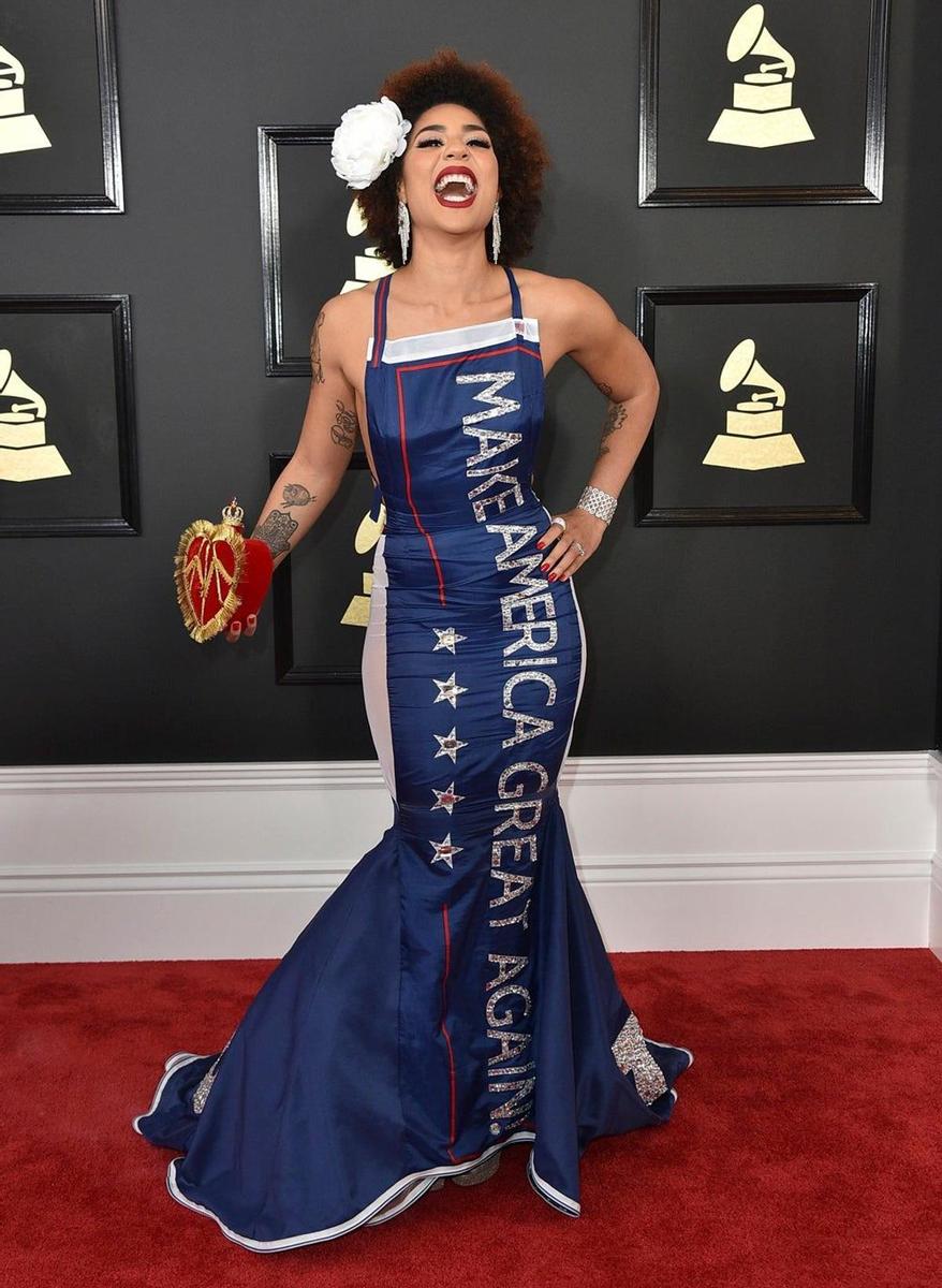 Premios Grammy 2017: Joy Villa con vestido a lo Trump