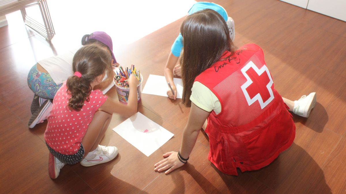 Una joven voluntaria de Cruz Roja en una actividad con niños.