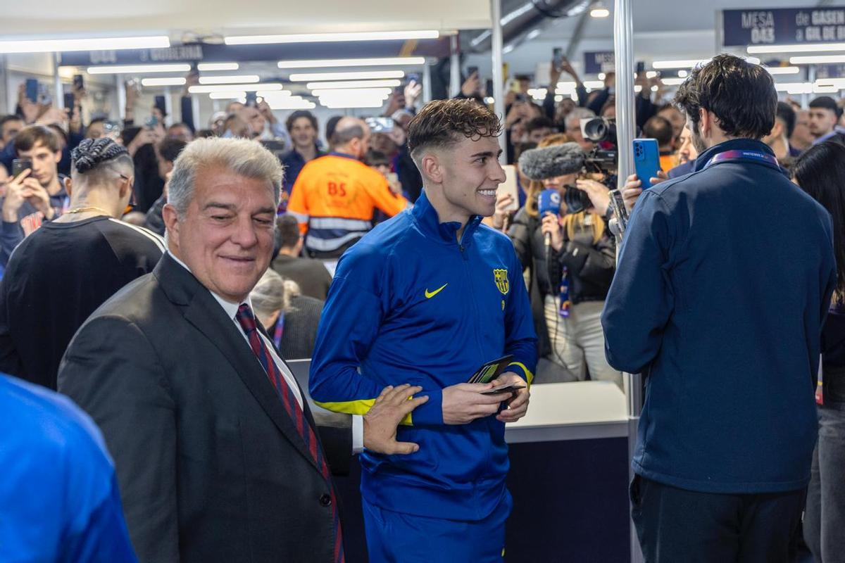 ¡Hansi Flick y los jugadores ejercen su derecho a voto junto a Joan Laporta! ¡Hansi Flick y los jugadores ejercen su derecho a voto junto a Joan Laporta!