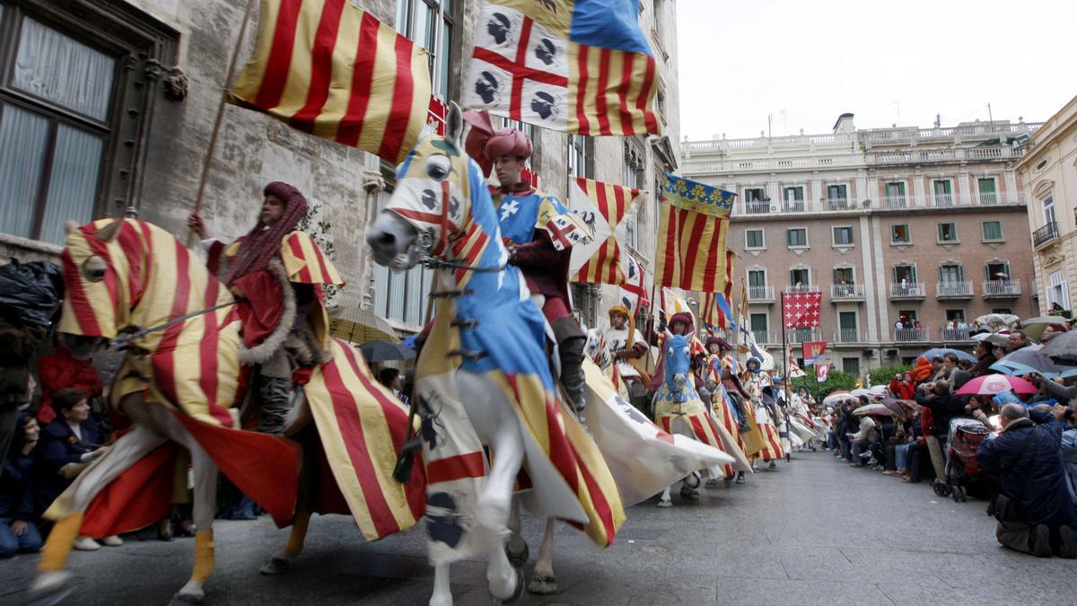 Cabalgata de homenaje a Jaume I, en 2008, pasando frente al Palau de la Generalitat.