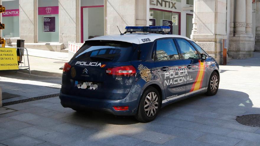 Un joven salta en marcha del coche policial en la A-52 en el traslado de Galicia a Madrid