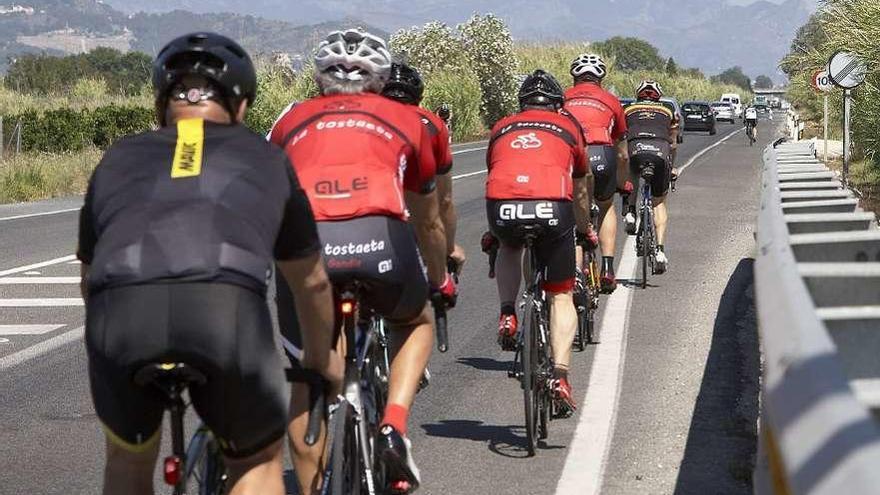 Un grupo de ciclistas circula por una carretera.