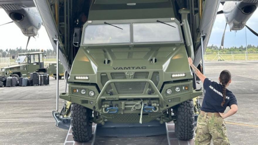 El prototipo siendo cargado en el C-130J antes de emprender viaje a Nueva Zelanda. | Cedida