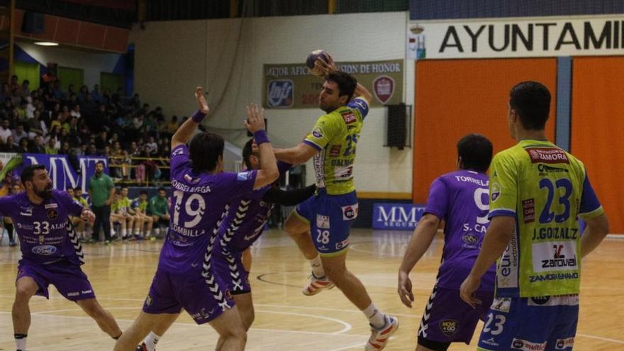 Un jugador del Balonmano Zamora intenta acometer un lanzamiento