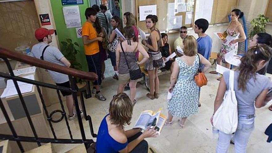 Las nuevas vacantes tras la primera fase de matrícula en la Universidad de Alicante provocaron ayer colas para coger plaza.