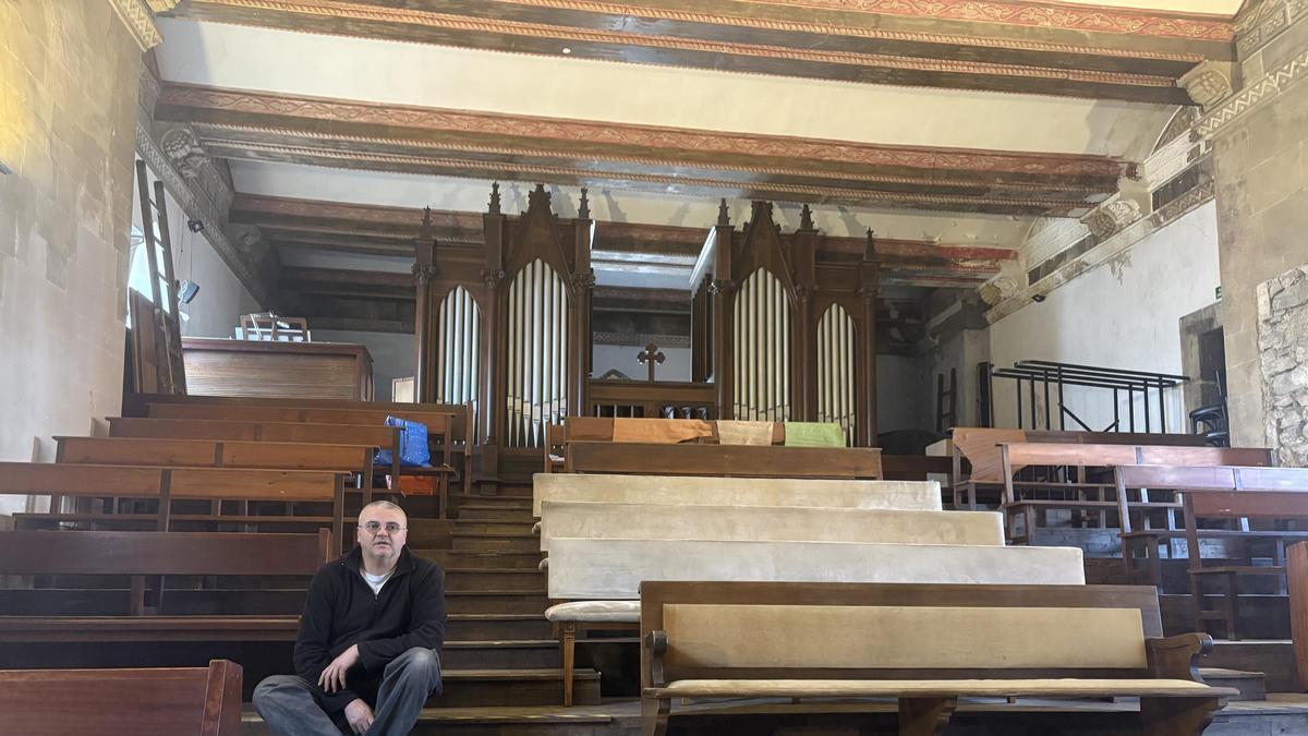 Norbert Itrich, en el coro de la iglesia de San Nicolás; al fondo, el órgano.