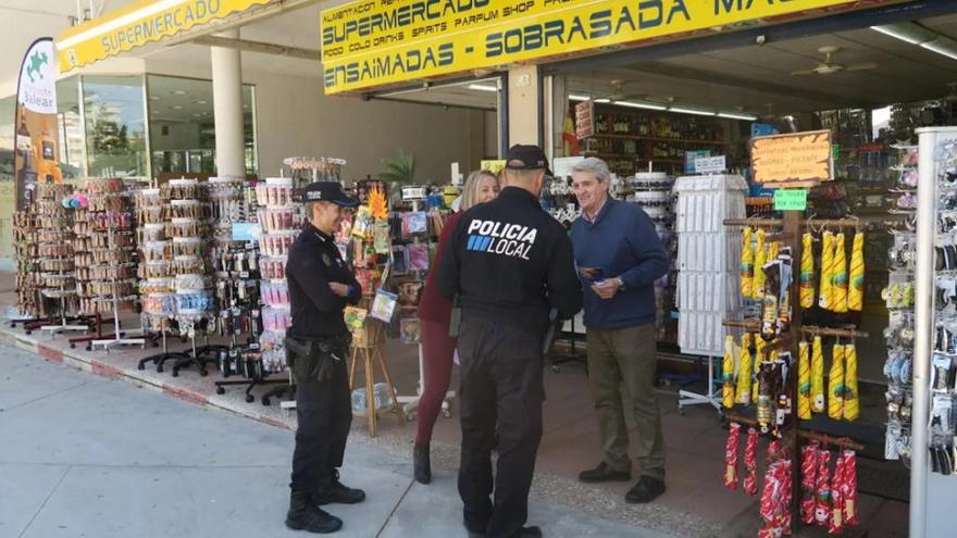 Polizisten klären Supermarktbesitzer über die Vorschriften auf.