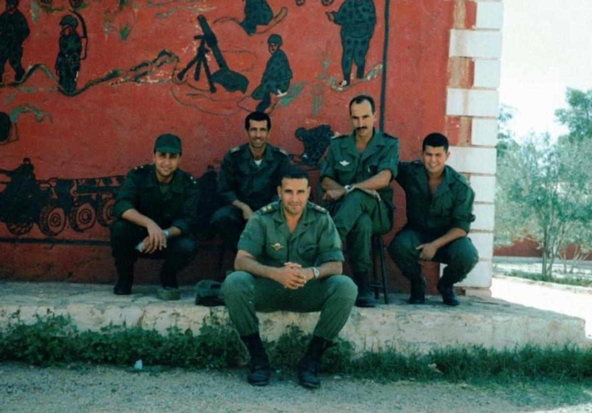 Abdel Issou, primero por la izquierda, con otros compañeros en el CIKT del ejército marroquí en Ksbet Tadla, en el Atlas, en marzo de 2000. Faltaban solo unos meses para que decidiera huir de la creciente vigilancia a la que estaba siendo sometido.