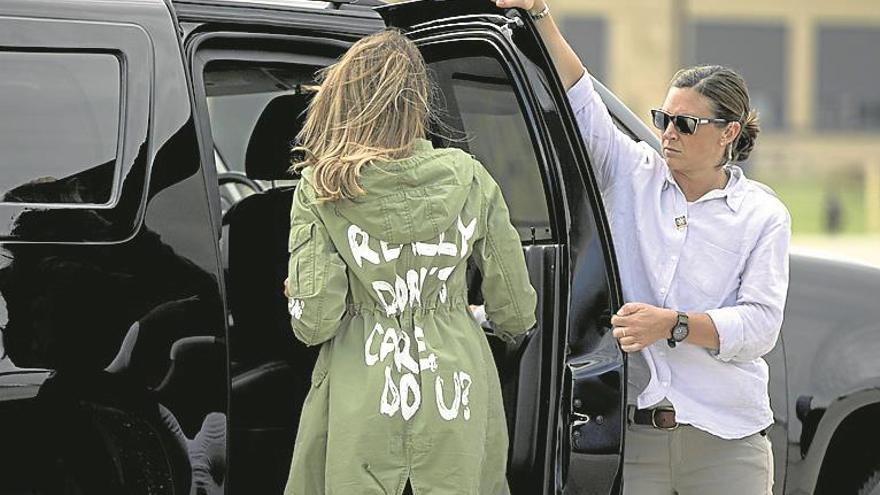 Melania la lía con una chaqueta de Zara