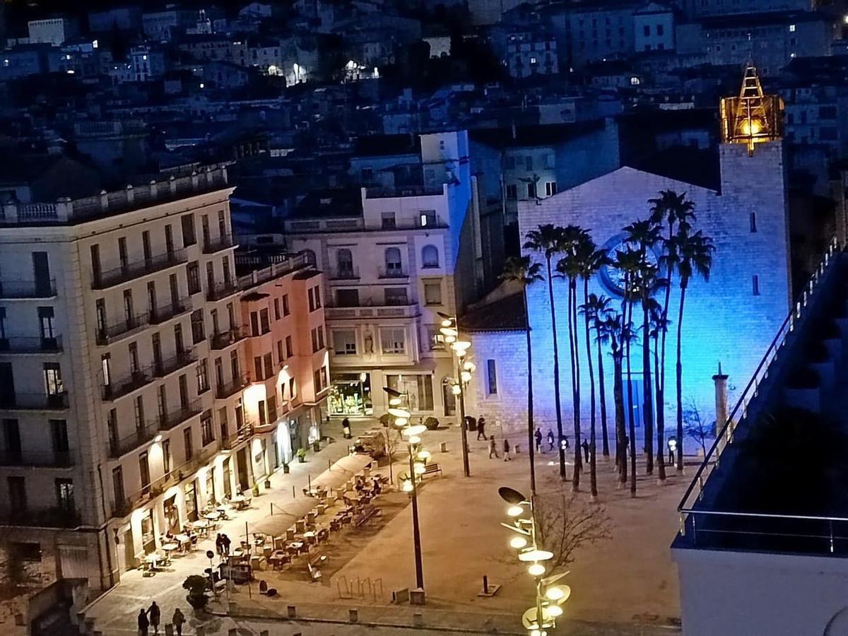 La parròquia del Mercadal de Girona, il·luminada de blau.