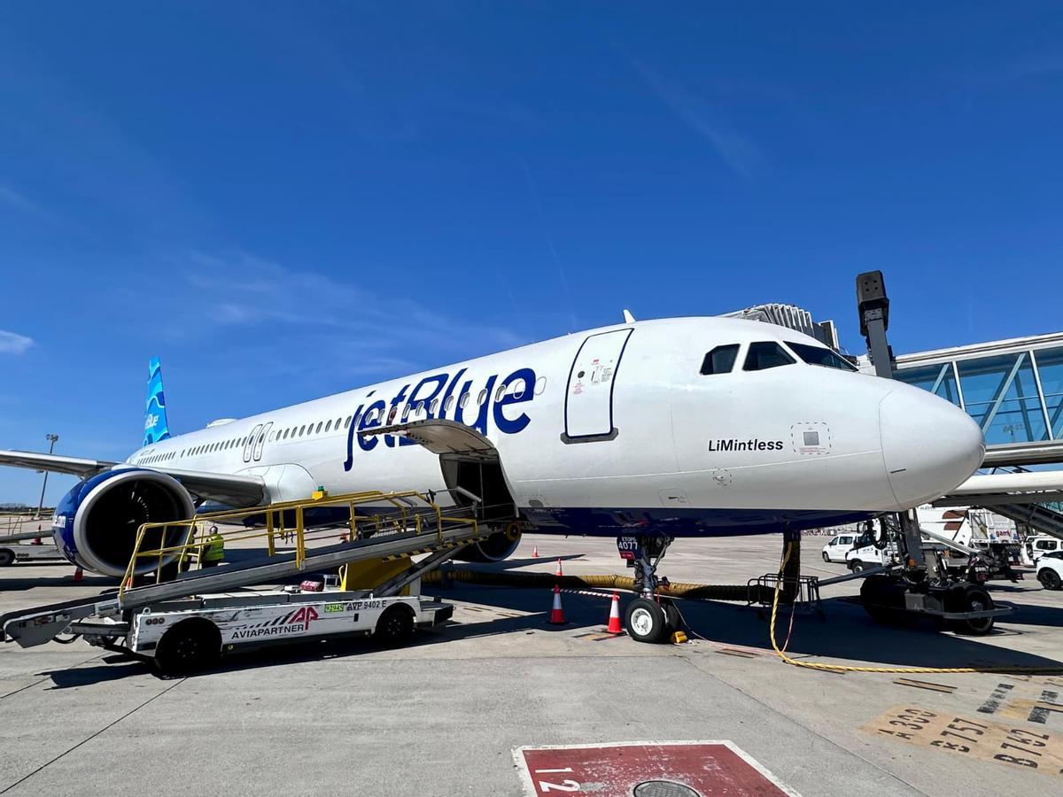 El avión de Jetblue acabado de aterrizar de Boston, en la plataforma de la T2 del aeropuerto de Barcelona-El Prat.